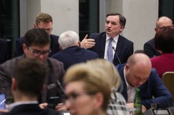 Gorąco na sejmowej komisji. Ziobro o Targowicy, opozycja o "Powrocie zombie"