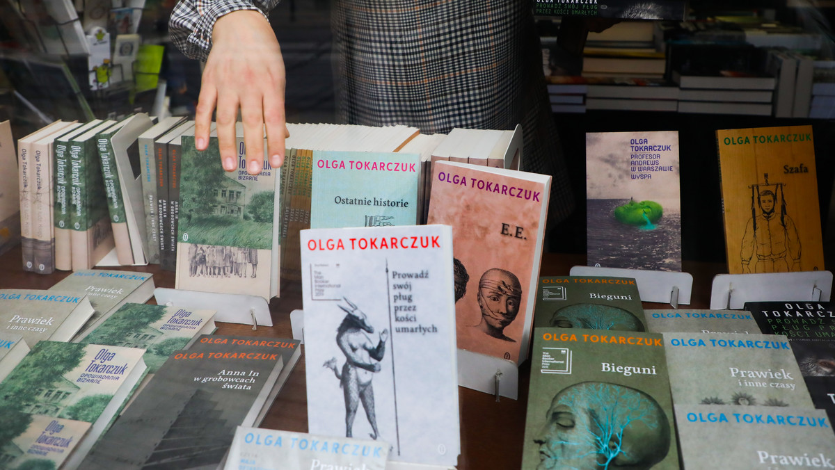 Tydzień temu ogłoszono, że Olga Tokarczuk została laureatką literackiej Nagrody Nobla. Czytelnicy szturmowali księgarnie, powieści nobliski pobiły rekordy sprzedaży. - Byliśmy gotowi, czekaliśmy tylko na "zielone światło". Wcześniej sprawdziliśmy dostępność papieru, czuliśmy, że coś może być na rzeczy. Booker był rodzajem rozgrzewki - mówi Marcin Baniak z Wydawnictwa Literackiego. - Sukcesy przekładają się na liczbę przekładów i zapytań od wydawców zagranicznych. Świetnym tego przykładem mogą być zarówno sukcesy Tokarczuk, jak i triumfy polskiej literatury dziecięcej - zauważa Łukasz Jarocki z Instytutu Książki.