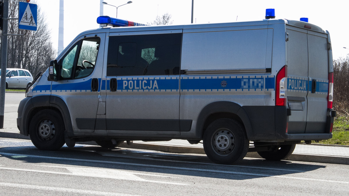 Wypadek na szkolnym parkingu w Częstochowie. 19-letni kierowca potrącił uczennicę. Ta z obrażeniami ciała trafiła do szpitala.