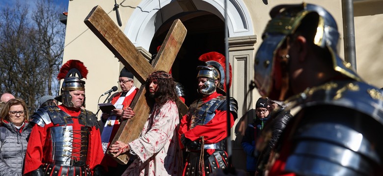 Kalwaria Zebrzydowska. Tłumy pielgrzymów na Drodze Krzyżowej [FOTO]