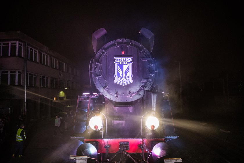 130-tonowa lokomotywa stanęła przed stadionem Lecha Poznań