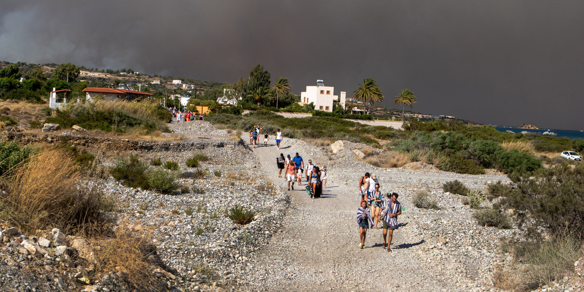 Ewakuacja ludzi z wioski Kiotari podczas pożaru na wyspie Rodos. Grecja, 22 lipca 2023 r.
