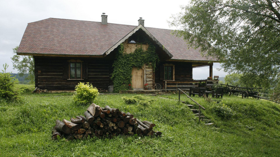 Porzucili życie w mieście i zaczęli wszystko od nowa. Zobaczcie ich wymarzony dom w Bieszczadach 