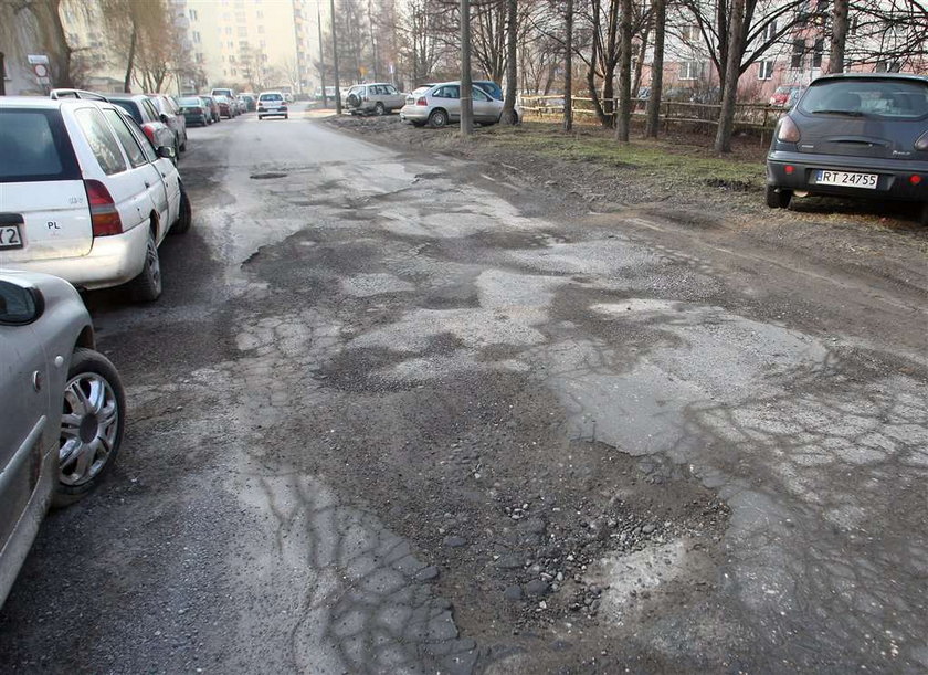 Tak dbają o osiedlowe drogi. ZOBACZ