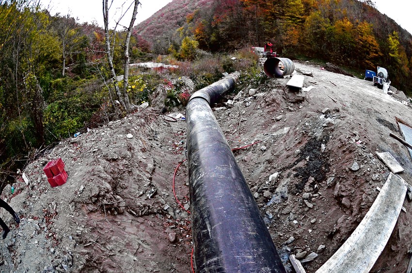 Ovako izgleda kada se reka strpa u cev