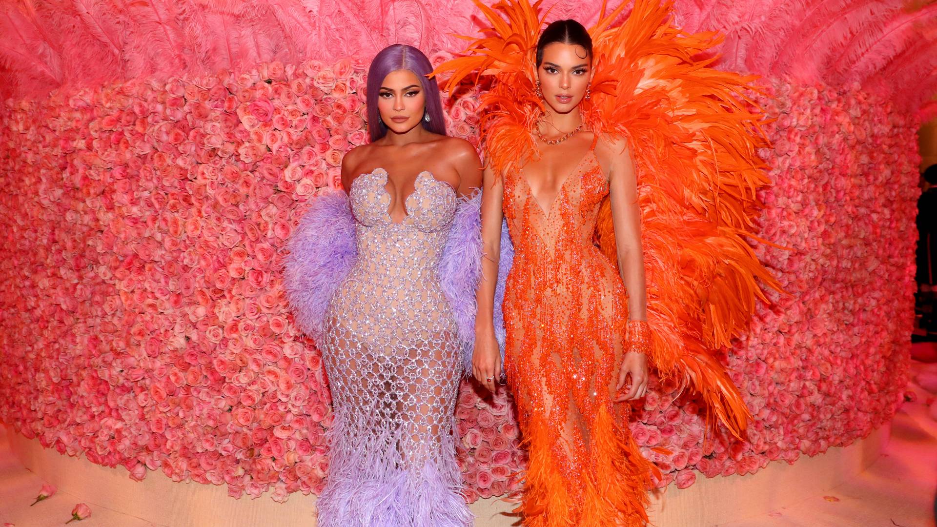 Kylie és Kendall Jenner Baywatch-os fürdőruhában szexizett - Fotó