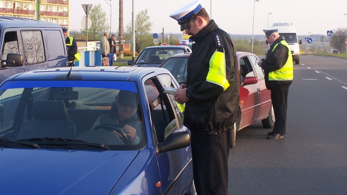 Policjanci na autostradzie A-2 zatrzymali pędzące z prędkością 241 km/h porsche. Okazało się, że 39-letni pirat drogowy złamał sądowy zakaz zabraniający mu kierowania pojazdami, za co grozi mu do 3 lat pozbawienia wolności.