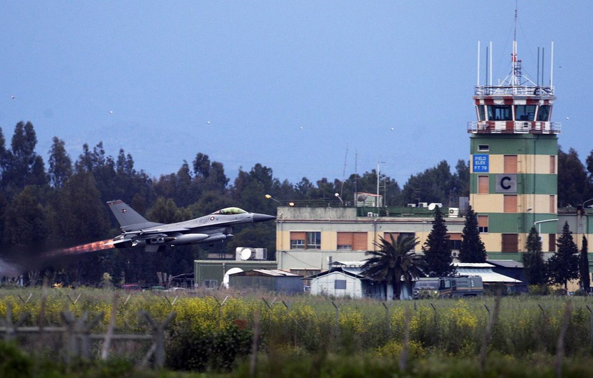 Danski F-16 poleće iz NATO baze u Sigoneli u Italiji