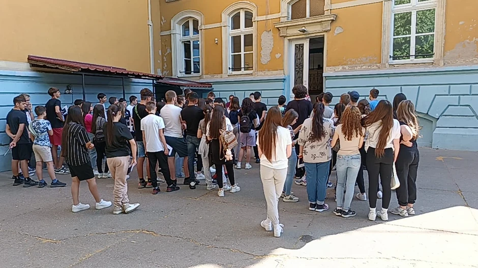 Mali maturanti okupljaju se ispred škola