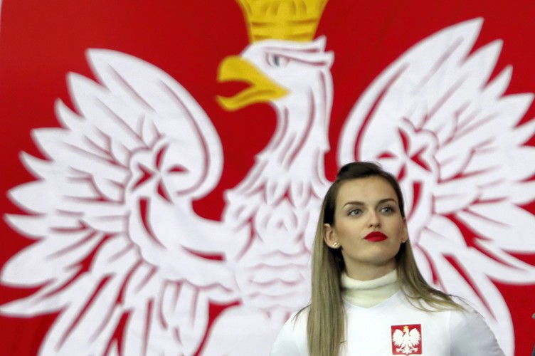 Fanka piłkarskiej reprezentacji Polski przed inauguracyjnym meczem eliminacji mistrzostw Europy 2020