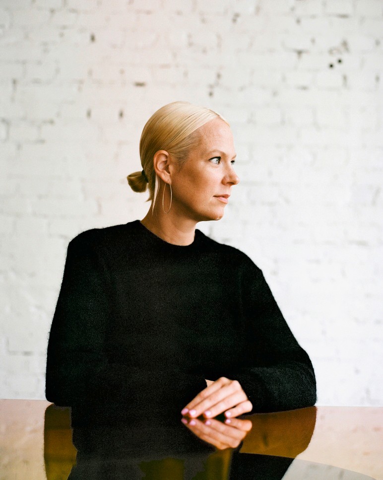 FACETTENREICH Die 36-jährige Designerin in ihrem Studio in Rotterdam.