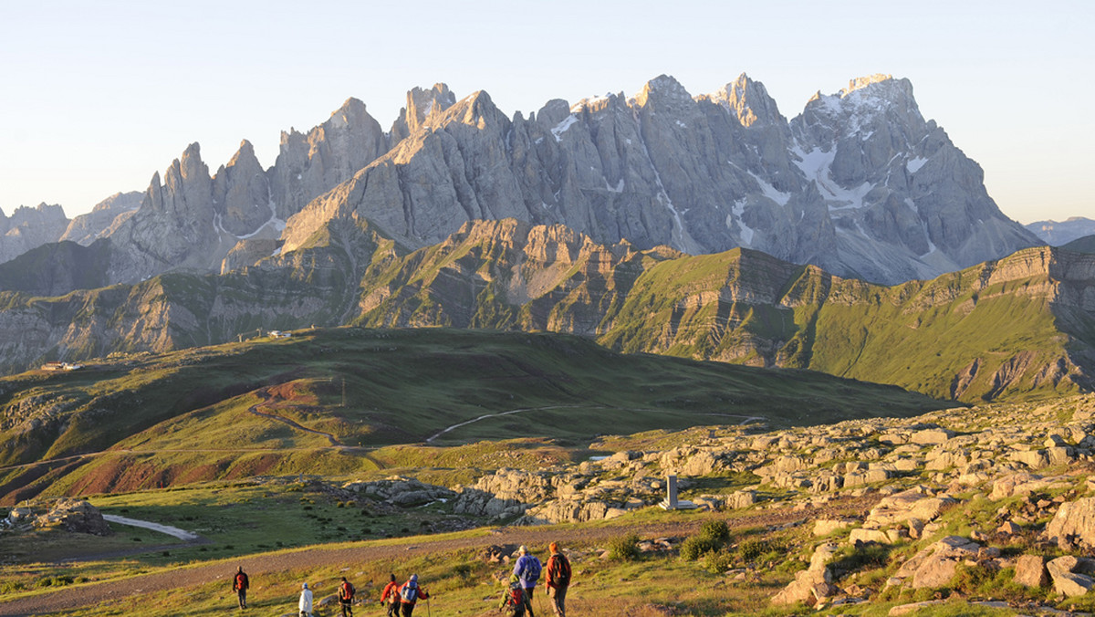 Trekking w Dolomitach to dużo więcej niż wspinaczka i wysiłek. To też zmieniający kolory niezwykły skalny krajobraz i smak polenty. Zmęczyć się, zachwycić, a potem dobrze zjeść - na tym polega górski wypoczynek we włoskim stylu.