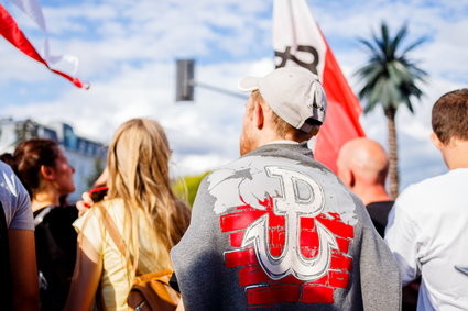 Patriotyczna odzież w cenie nie tylko od święta. I coraz więcej pozwala zarobić