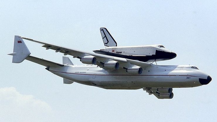 Antonow An-225 z przyłączonym promem Buran, na pokazach lotniczych w Paryżu w 1989