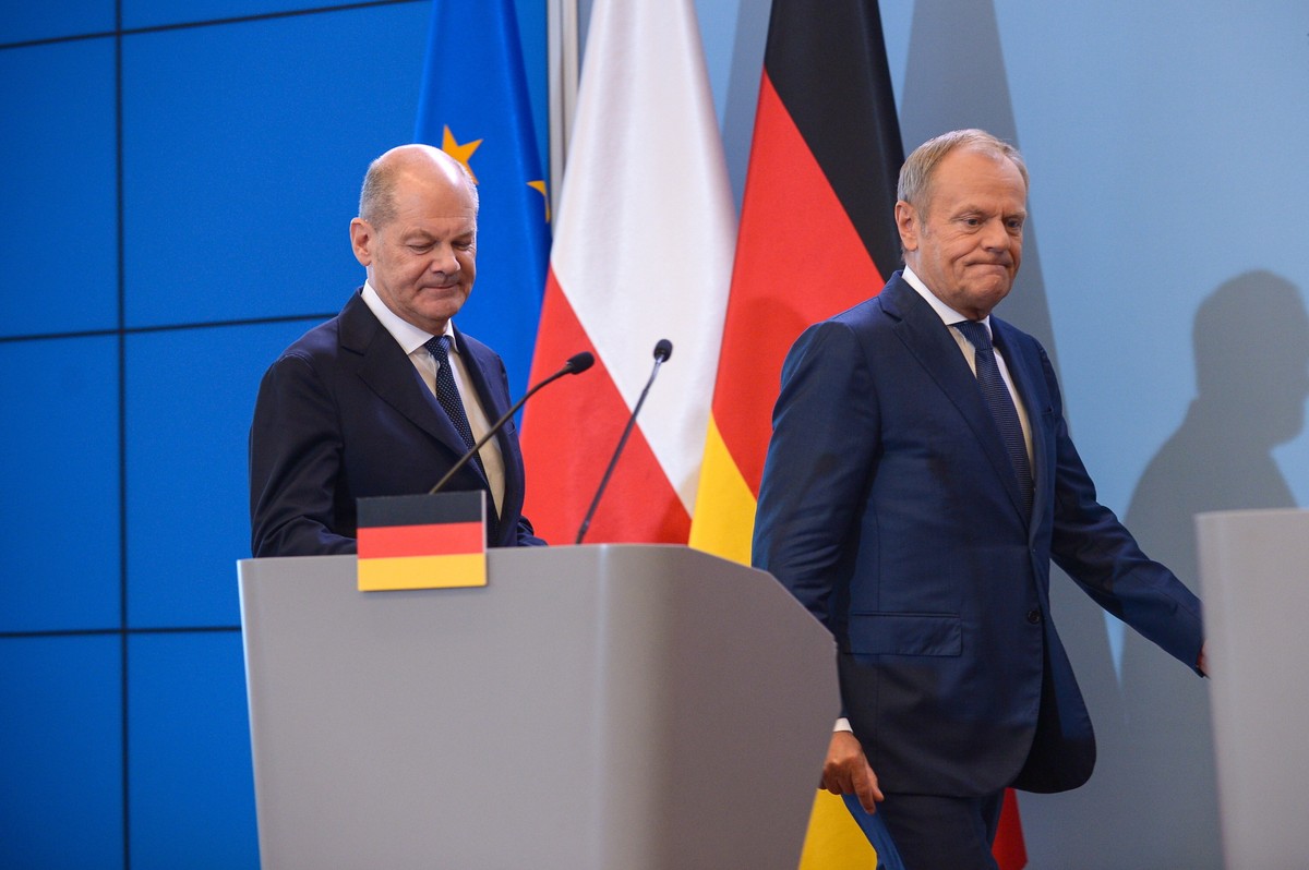 Warszawa, 02.07.2024. Premier Donad Tusk (P) oraz kanclerz Niemiec Olaf Scholz (L) podczas konferencji prasowej w siedzibie Kancelarii Prezesa Rady Ministrów w Warszawie, 2 bm. Premier RP i kanclerz Niemiec przewodniczyli pierwszym od 2018 r. polsko-niemieckim konsultacjom międzyrządowym. (jm) PAP/Marcin Obara