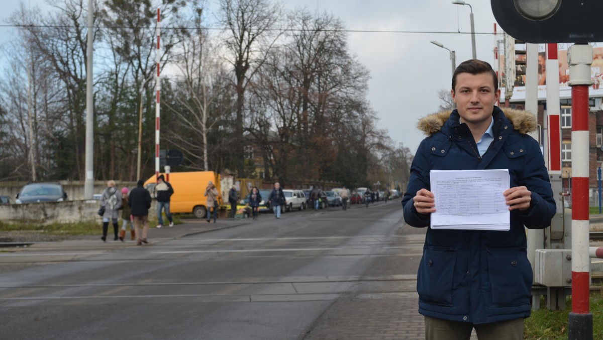 Przedstawiciele stowarzyszenia "Nowy Wrocław" chcą, by miasto wspólnie z samorządem województwa zajęli się budową estakady nad torami kolejowymi przy alei Poprzecznej. Jak tłumaczą aktywiści – nowa inwestycja pozwoli rozładować tworzące się zatory w okolicy, a także na Krzywoustego i Brücknera.