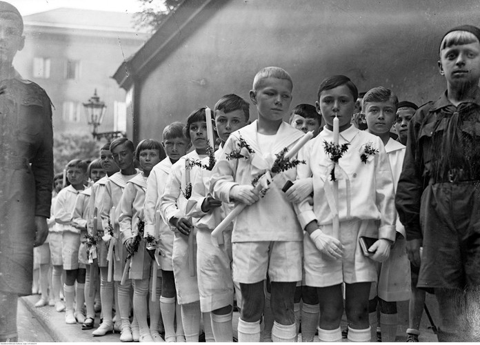 Grupa chłopców w strojach komunijnych.
fot. Koncern Ilustrowany Kurier Codzienny - Archiwum Ilustracji, 1933 r.