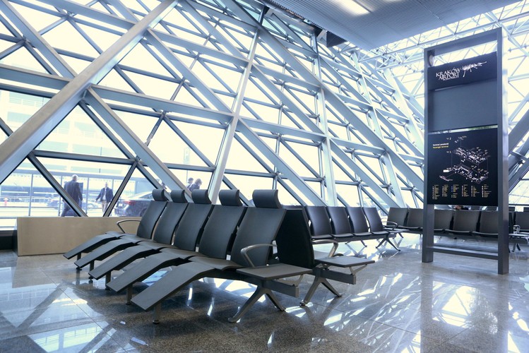 Jak przypomniał prezes Kraków Airport Radosław Włoszek, przebudowa i rozbudowa terminalu, współfinansowana ze środków unijnych trwała od kwietnia 2013 r. Generalnym wykonawcą inwestycji była firma Astaldi SpA.