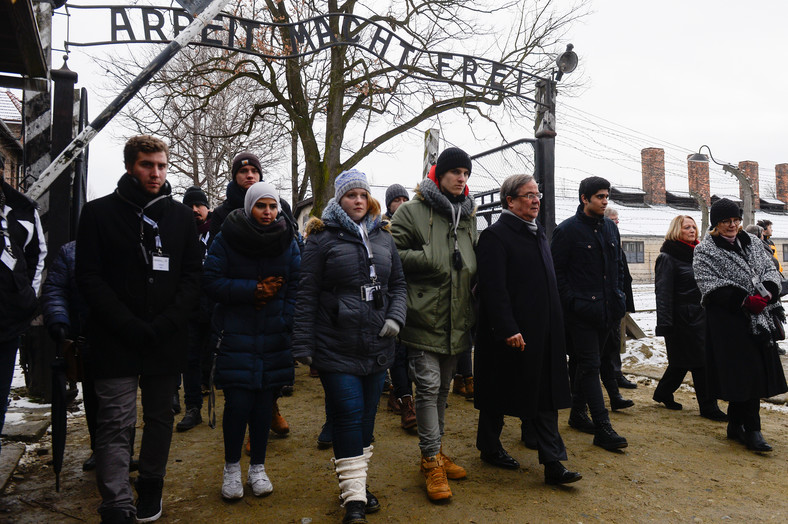 Armin Laschet (czwarty od prawej, w pierwszym rzędzie) podczas wizyty w muzeum Auschwitz, 2019 r.