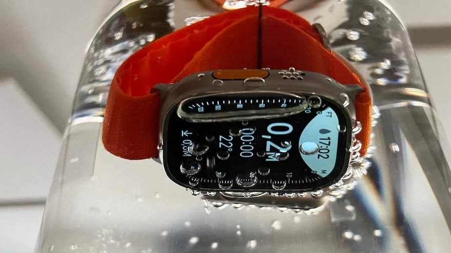 Podobnie jak komputer do nurkowania Apple Watch Ultra pokazuje informacje o głębokości i temperaturze wody, nowa aplikacja automatycznie uruchamia się pod wodą