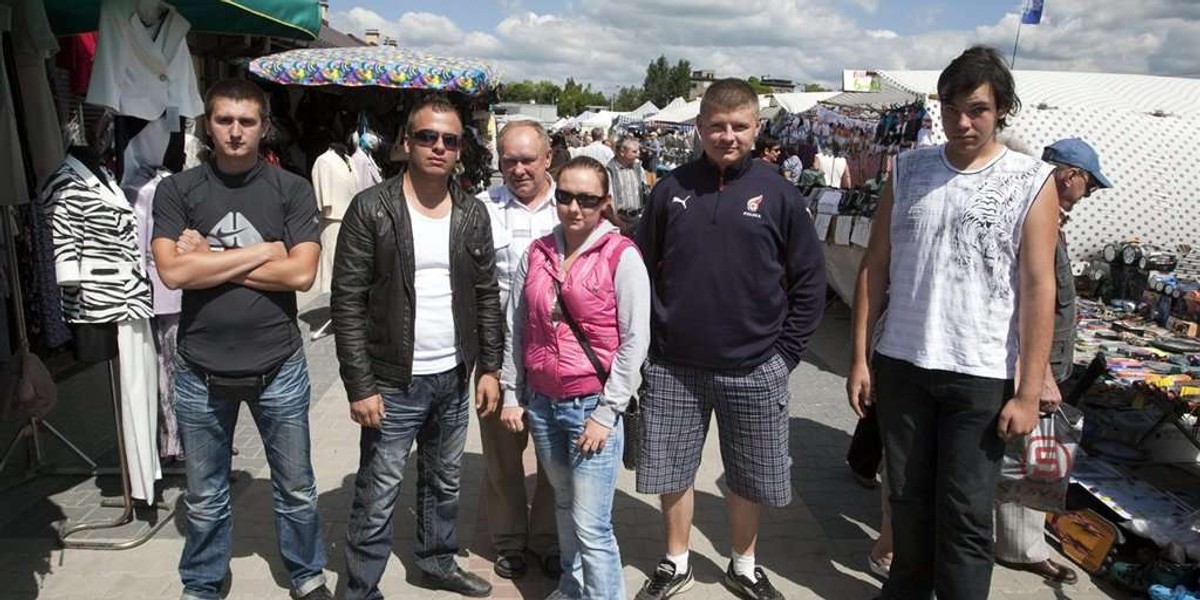 Nawet sześćset złotych miesięcznie muszą płacić kupcy handlujący w pawilonie na targowisku w Będzinie. - Jeżeli nic się nie zmieni, będziemy musieli się stąd wynieść - zapowiadają.