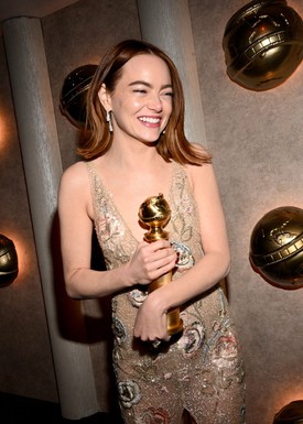 Emma Stone díjánál és mosolyánál már csak a pezsgőszínű flitterekkel díszített Louis Vuitton meztelenruha ragyogóbb