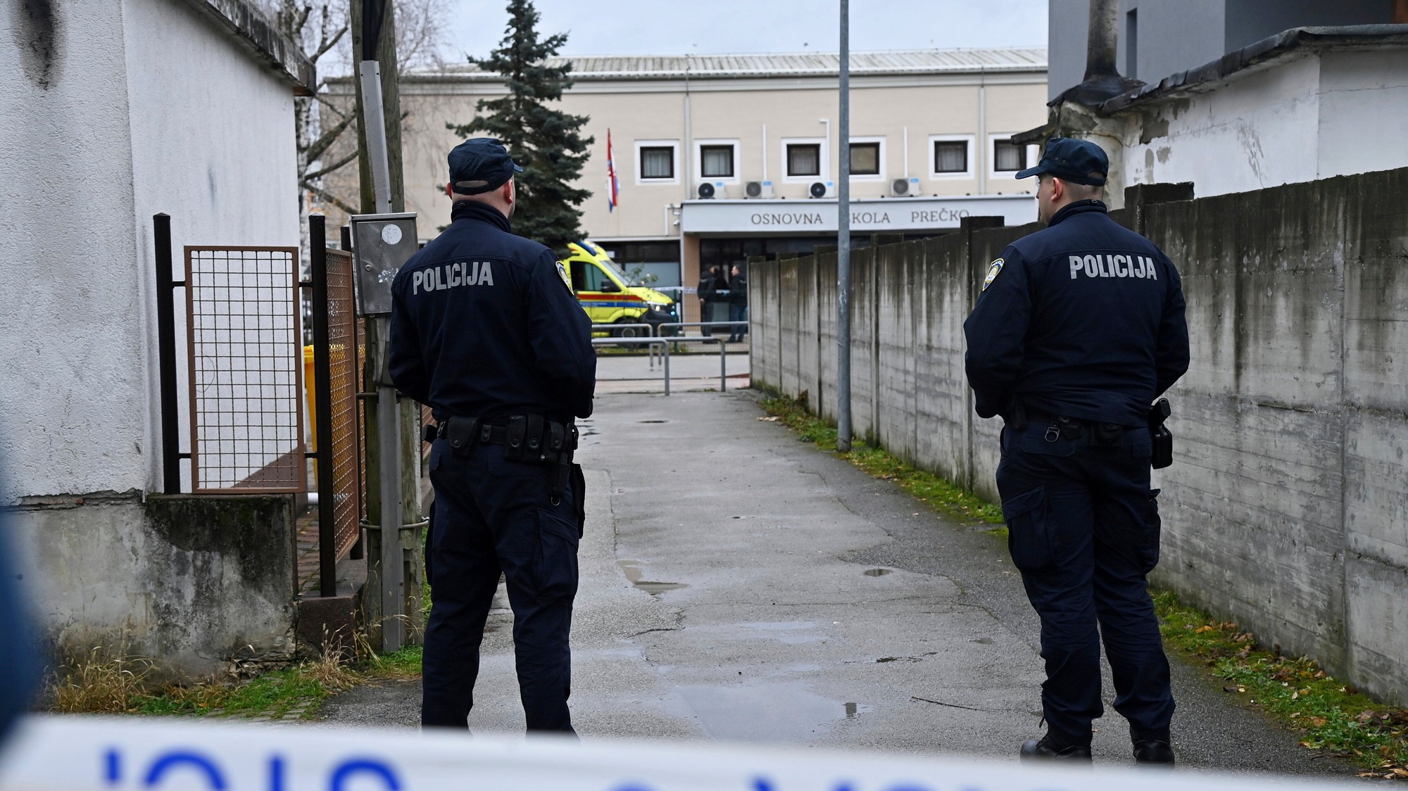 Polícia zabezpečuje prístup do základnej školy, kde v piatok 20. decembra 2024 v Záhrebe v Chorvátsku útočil 20-ročný muž nožom.
