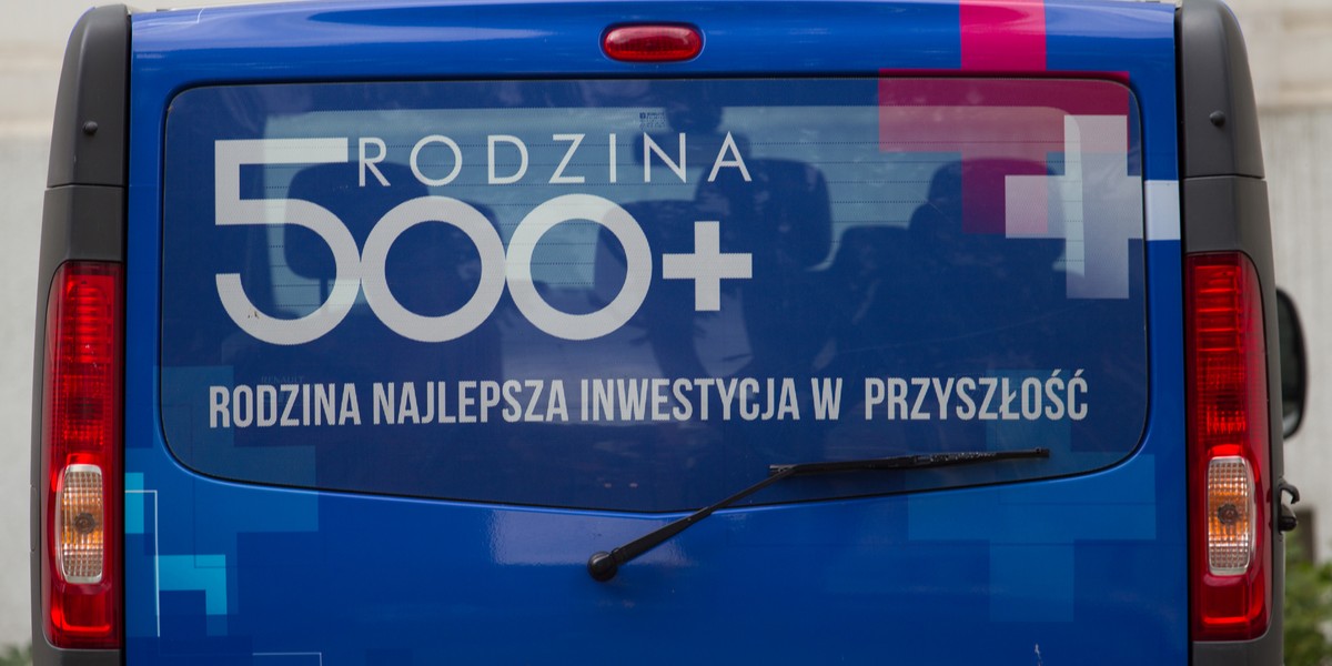 Gdyby nie nowelizacja budżetu na wypłaty 500 plus zabrakłoby blisko 2 mld zł. Eksperci sądzą, że to za sprawą powracających do kraju rodaków z dziećmi.