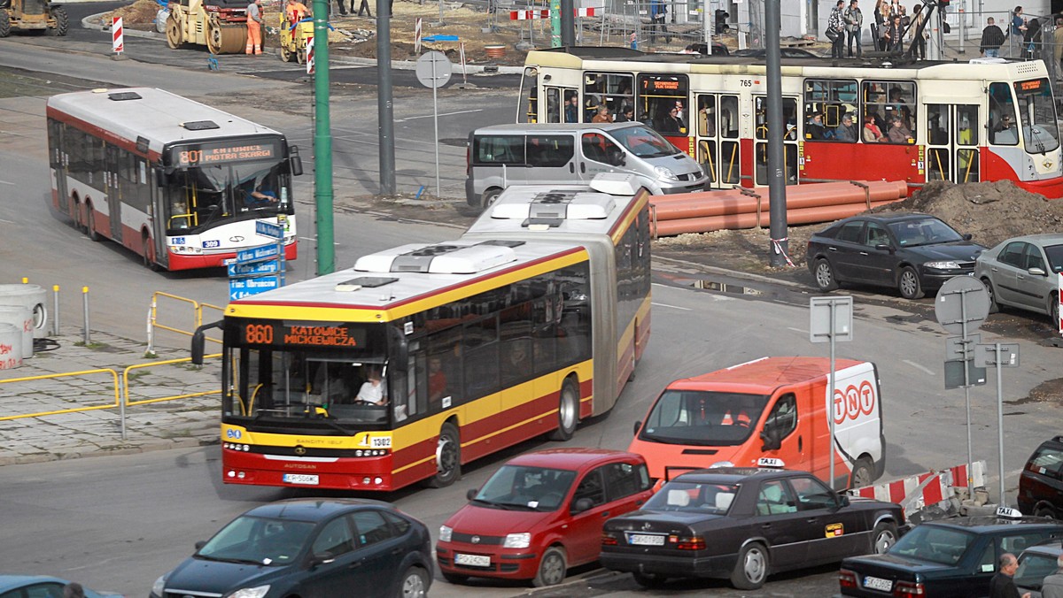 Autobusy w Katowicach za darmo? Radny Krzysztof Pieczyński chce w ten sposób zachęcić kierowców osobówek do jazdy komunikacją miejską. Urzędnik uważa, że to pozwoli zredukować smog w mieście.