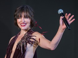 Dołu tej kreacji lepiej nie oglądać... Milla Jovovich w sukience masakrującej figurę. FOTO