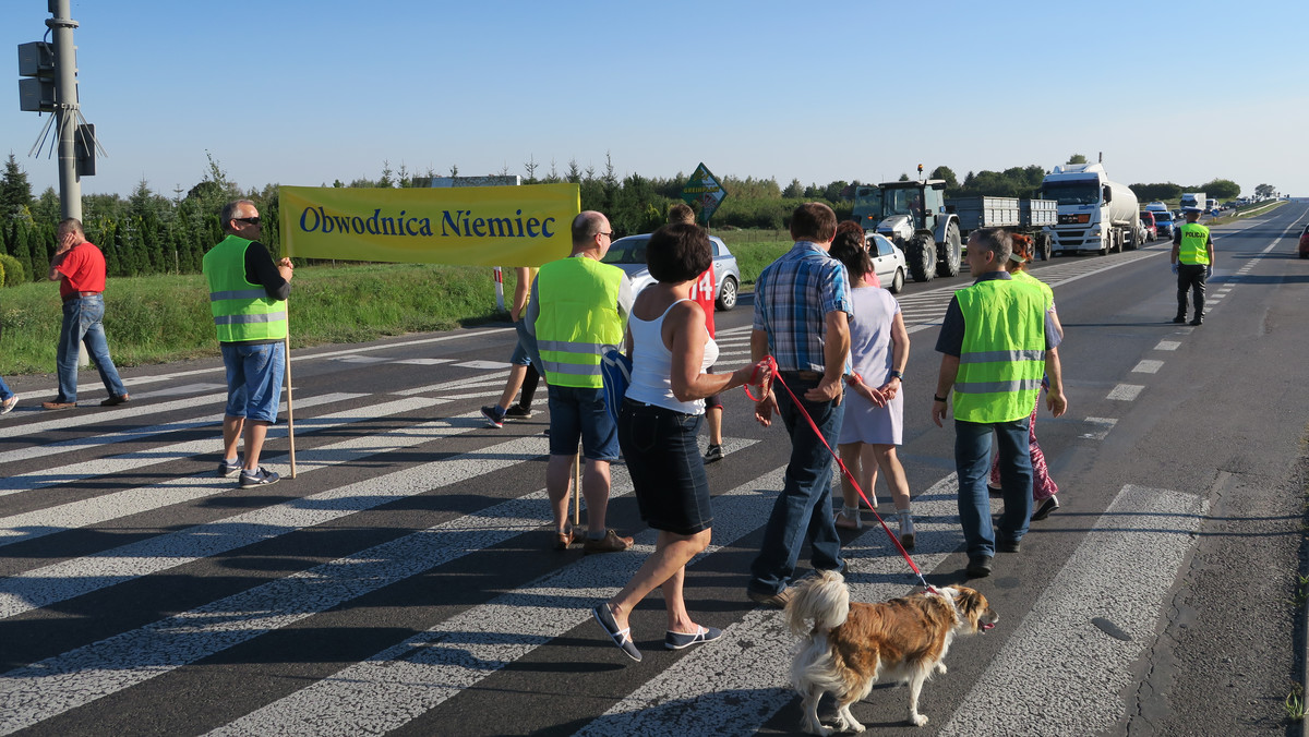 Dzisiaj mieszkańcy Niemiec na trzech przejściach zablokowali drogę na trasie Lublin - Lubartów. Domagają się zbudowania obwodnicy Niemiec, która jest im obiecywana od wielu lat. Mimo zapowiedzi korki nie były gigantyczne, policja zadbała o objazdy dla samochodów osobowych.