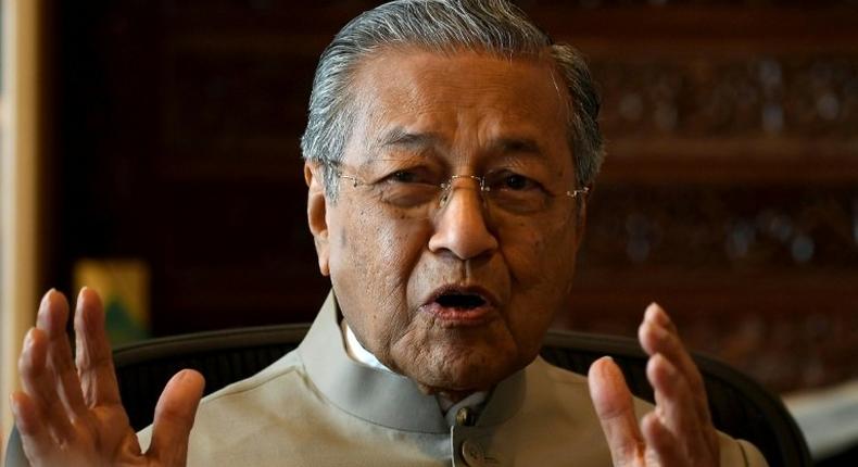 Malaysia's former prime minister Mahathir Mohamad says he will work to topple the ruling coalition amid graft allegations