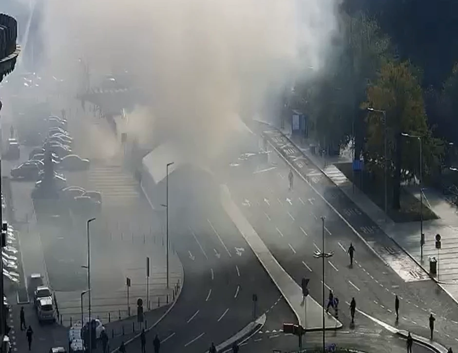 Gašenje požara ispred Skupštine