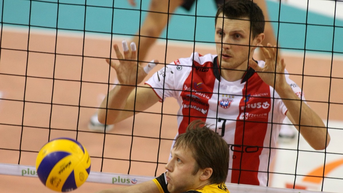 PGE Skra Bełchatów odrabia zaległości ligowe. Dziś, dzień po pokonaniu dotychczasowego lidera, Tytan AZS Częstochowa, bełchatowian czeka kolejny hitowy pojedynek. Do hali "Energia" zawita trzecia drużyna w ligowej tabeli, Asseco Resovia Rzeszów.