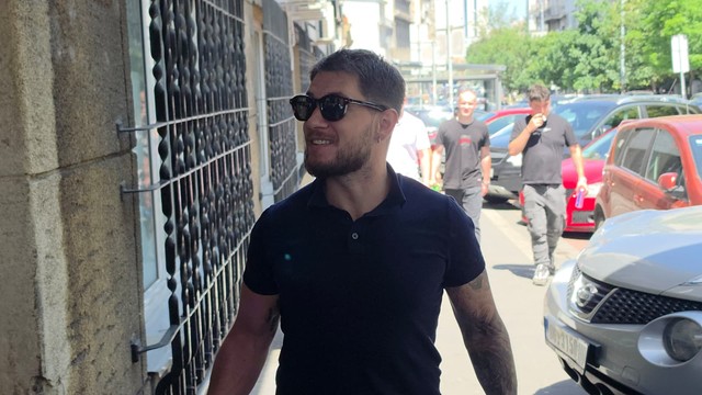 Joca Stefanović došao po ženu u porodilište