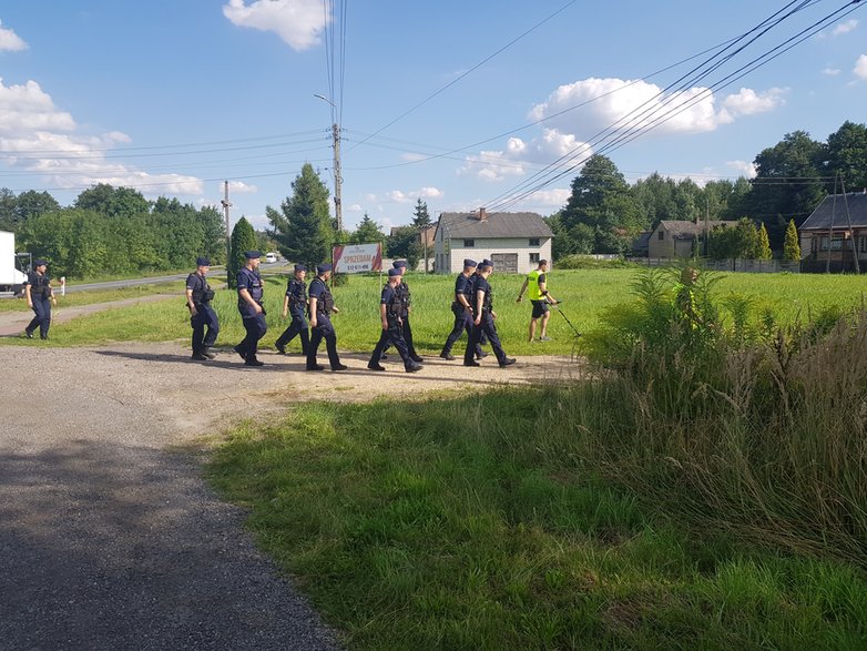 Policjanci dokładnie przeczesują okolice wokół posiadłości, gdzie doszło do zbrodni