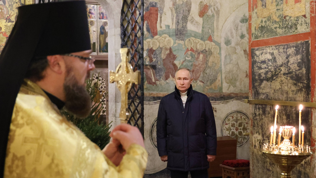 Putin na świątecznym nabożeństwie. Jego twarz i otoczenie zaskakują [ZDJĘCIA] 