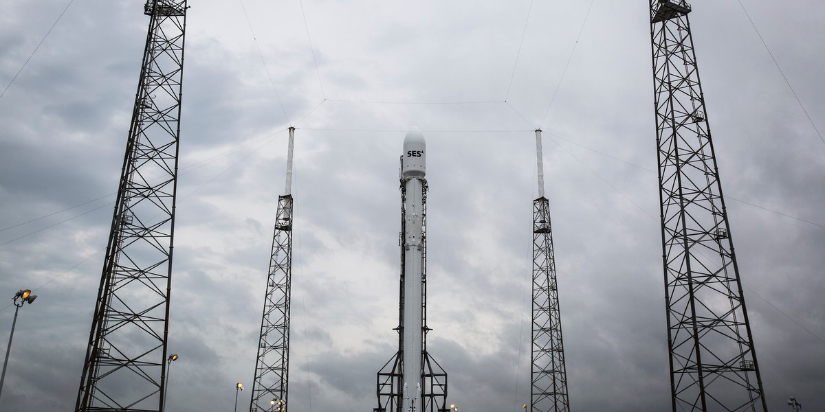 Rakieta Falcon 9 należąca do kierowanej przez Elona Muska firmy SpaceX