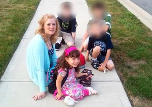 Natalija sa ženom koja ju je usvojila u Americi i braćom