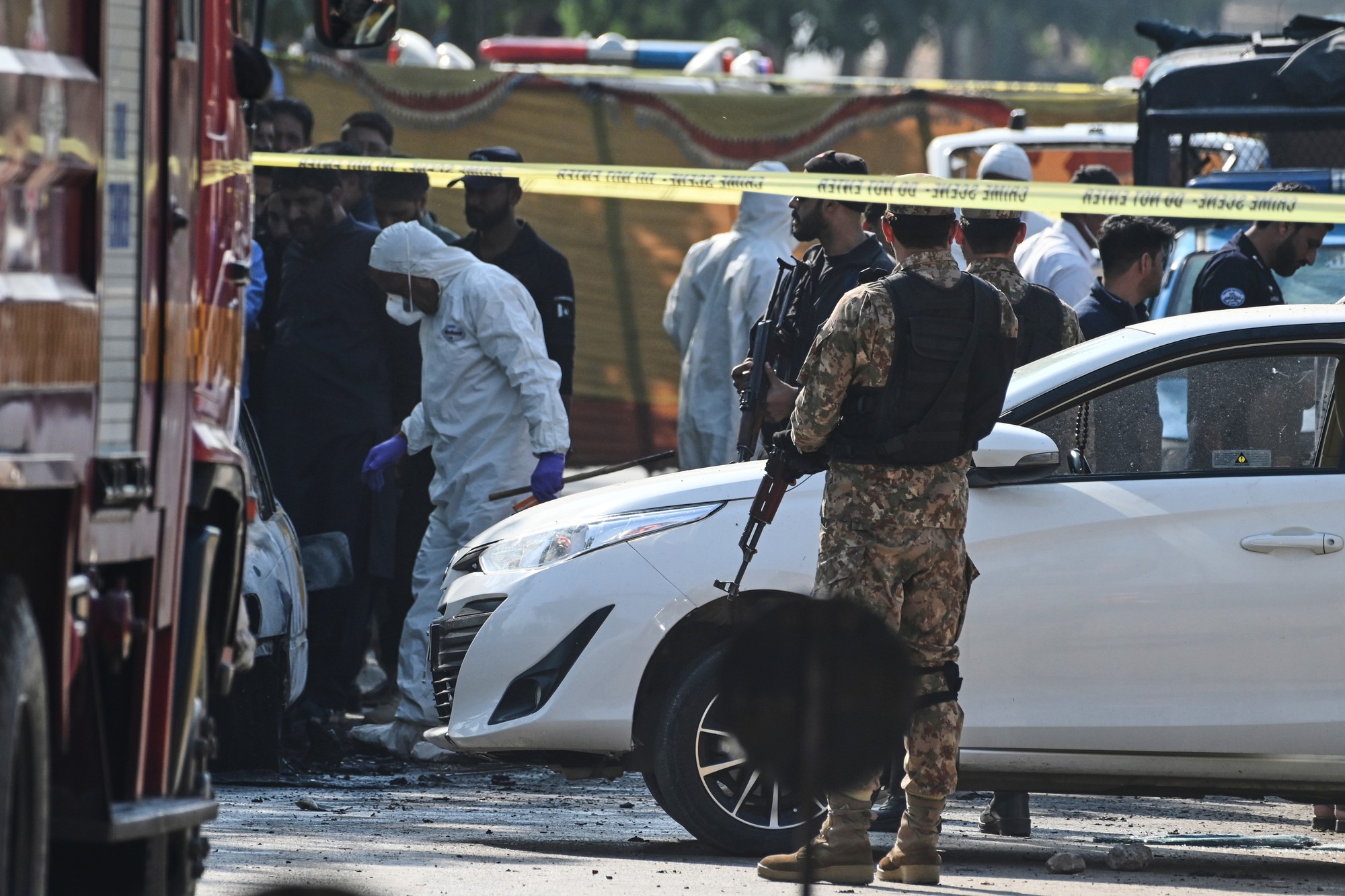 Pri výbuchu auta pred súdom v Islamabade zahynulo najmenej 12 ľudí. 