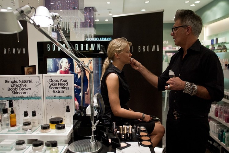 Zanim Eduardo przystąpił do wykonywania makijażu, przygotował cerę modeli. W pierwszej kolejności przetarł twarz bezalkoholowym tonikiem, aby usunąć wszelkie zanieczyszczenia i stworzyć sobie właściwą „bazę” do pracy.