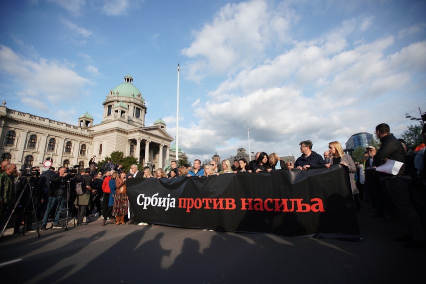 Transparent na čelu protesta