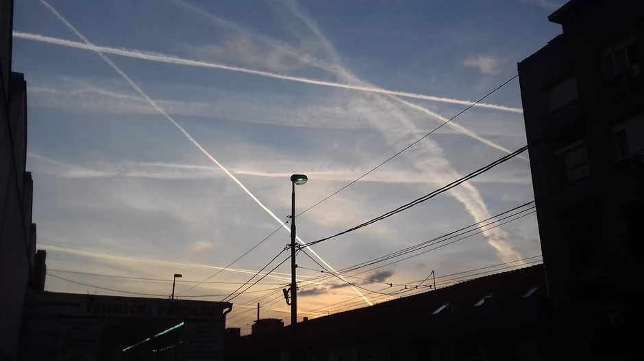 "Paukova mreža", nebo iznad Dorćola, kemtrejls
