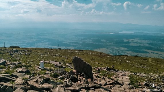 Widok na Jezioro Orawskie i Tatry