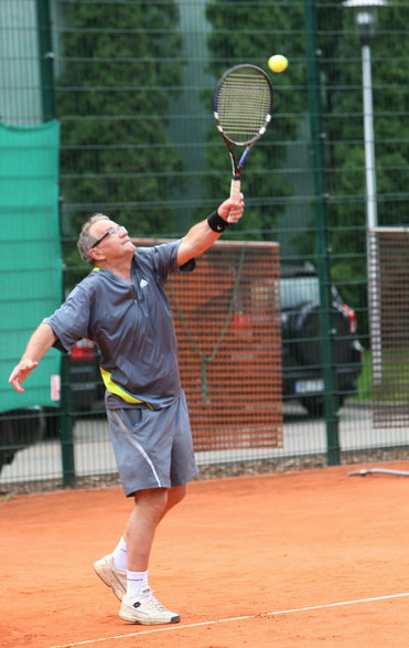 Jerzy Fedorowicz gra w tenisa (2011 r.)