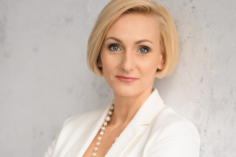 Justyna Duszyńska – od 2021 r. jest prezeską polskiego oddziału Httpool, globalnego partnera w sprzedaży dla ponad 25 największych platform społecznościowych na świecie m.in. Twitter, Snapchat, Spotify, TikTok, LinkedIn. Od 18 lat pracuje w branży mediów i digital marketingu. Pracowała w kilku największych grupach mediowych, gdzie była członkinią zarządu operacyjnego odpowiedzialną za sprzedaż. Jest jurorką w marketingowym konkursie Effie Awards i członkinią IAA Polska. Zasiada w Radzie Programowej Forum IAB. Od kilku lat jest mentorką, amerykańskiej organizacji Vital Voices Global Partnership. Ukończyła Stanford University – School of Executive Business i jest absolwentką Wydziału Stosunków Międzynarodowych na Uniwersytecie Warszawskim.