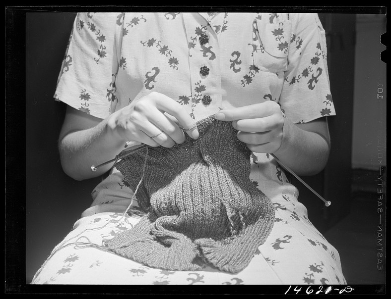 Kobieta robiąca na drutach