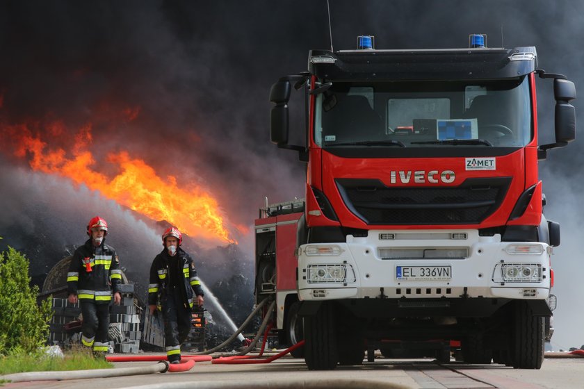 Gigantyczny pożar wysypiska na terenie byłych zakładów Boruta w Zgierzu