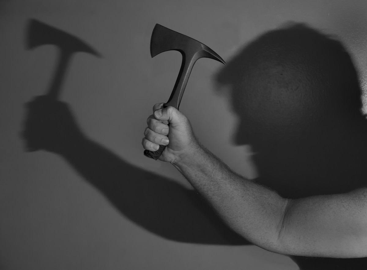 Mężczyzna z narzędziem zbrodni
