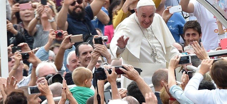 Papież przeprasza za skandale: Biada światu z powodu zgorszeń